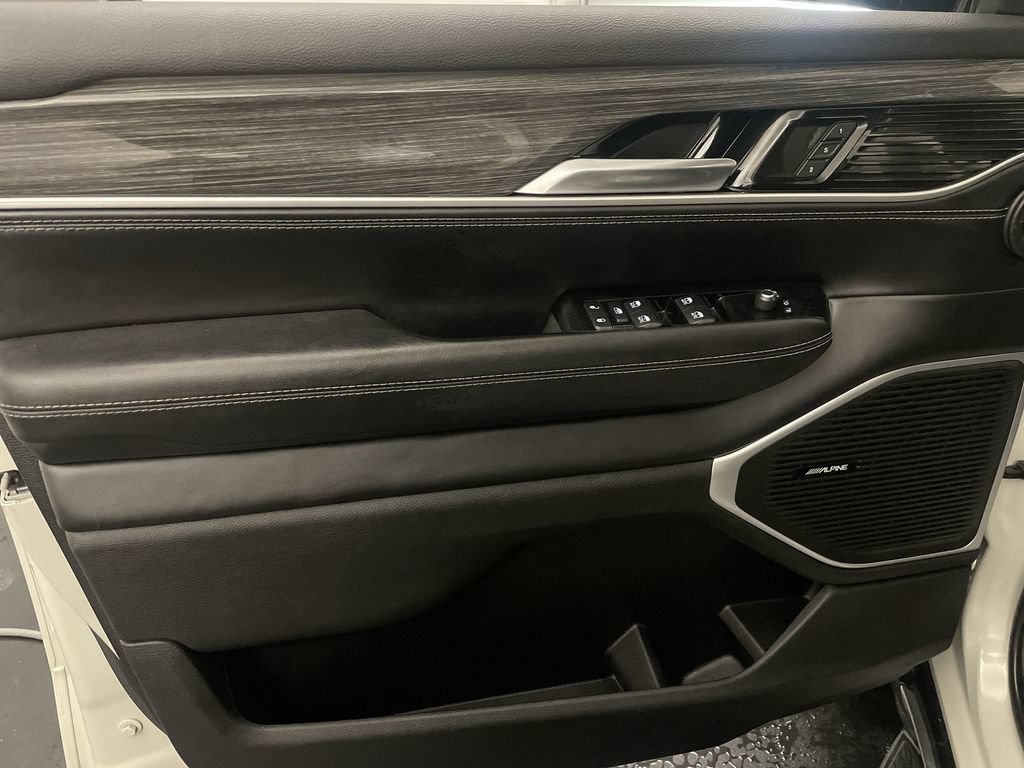 Used 2022 Jeep Wagoneer Series III w/ Rear Seat Entertainment Group AWD/4WD image 16