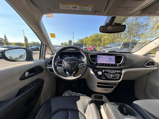 Used 2024 Chrysler Pacifica Touring-L FWD image 16