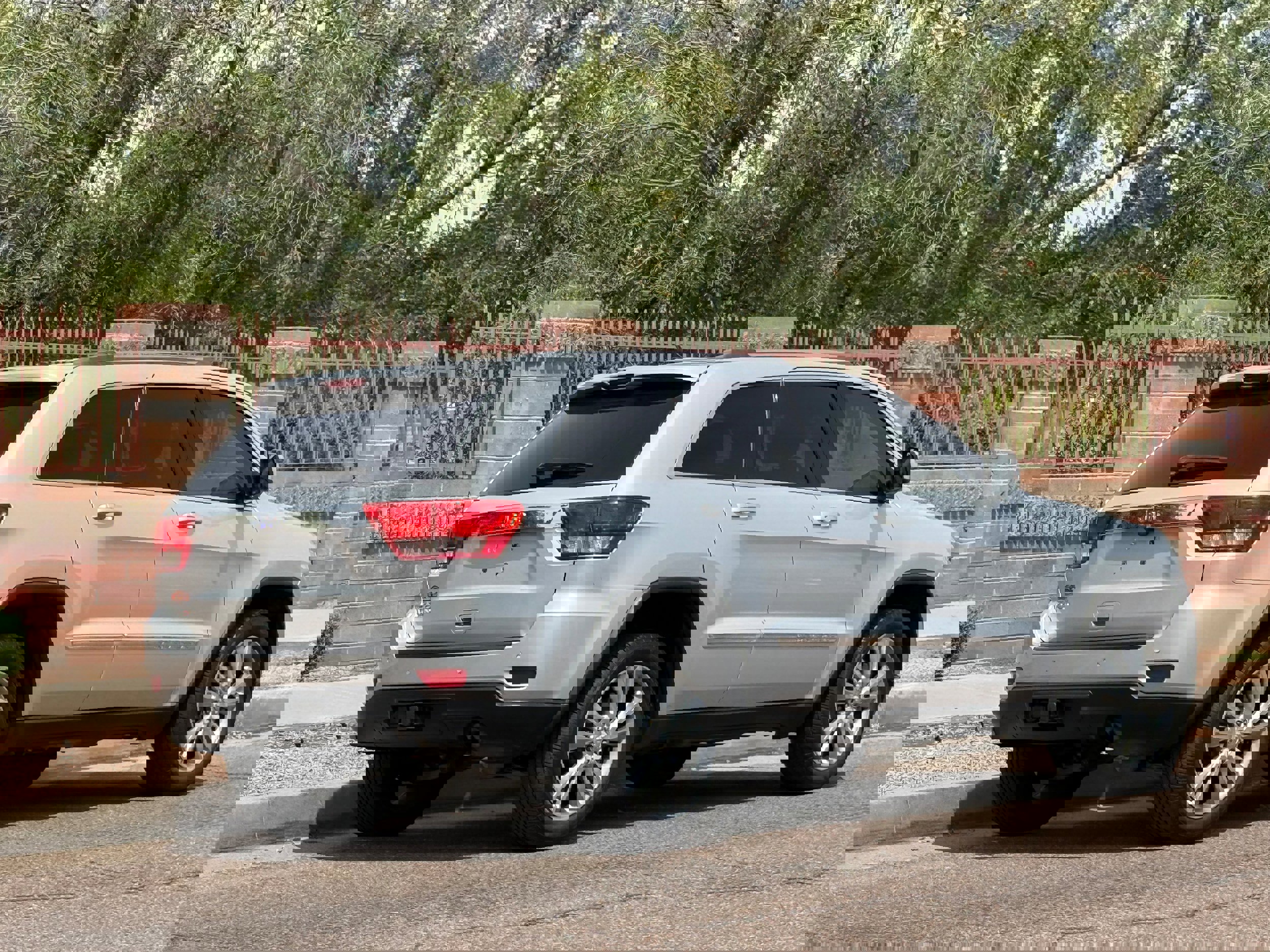 Used 2013 Jeep Grand Cherokee Laredo AWD/4WD image 10