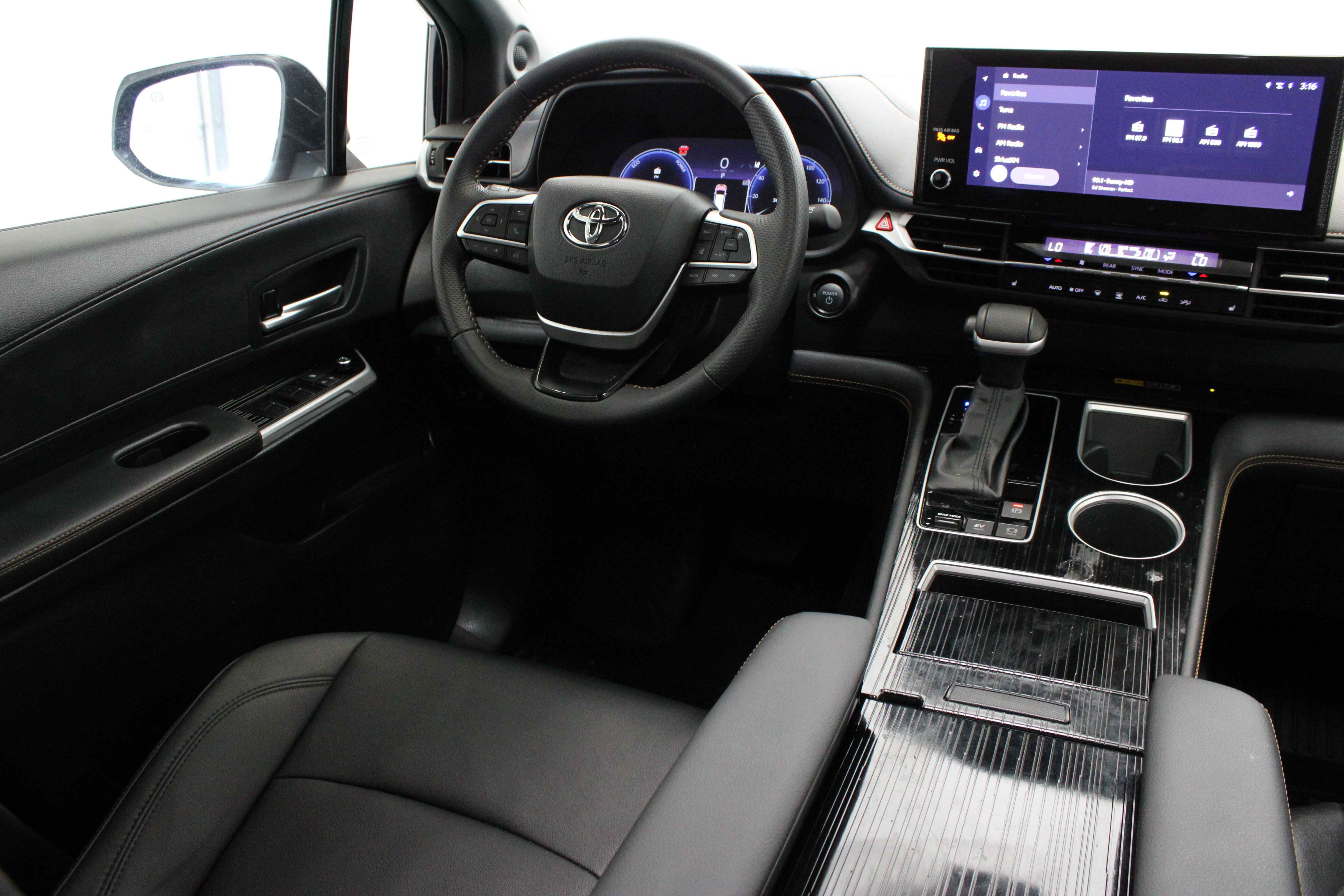 Certified 2025 Toyota Sienna XLE Woodland Edition AWD/4WD image 32