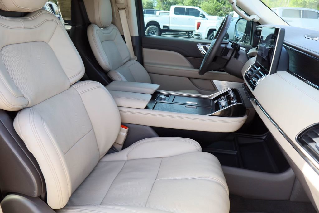 Used 2024 Lincoln Navigator Reserve AWD/4WD image 32