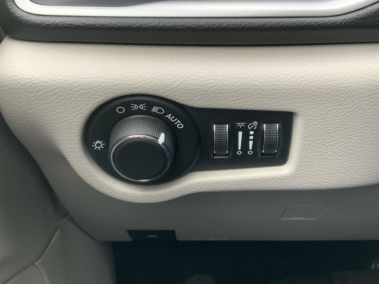 Used 2020 Chrysler Voyager Lxi FWD image 24