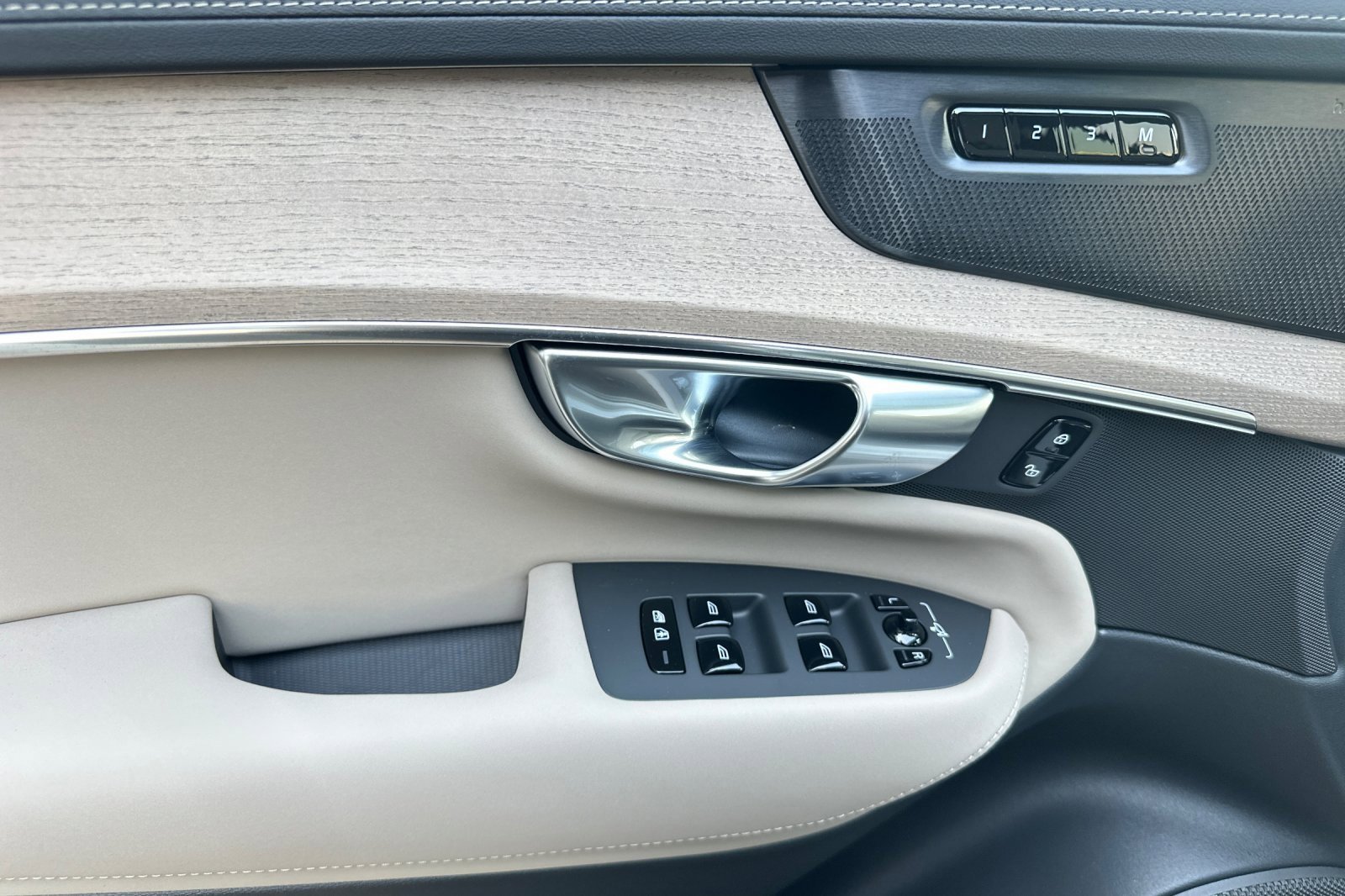 New 2026 Volvo XC90 B6 Plus w/ Protection Package Premier image 10