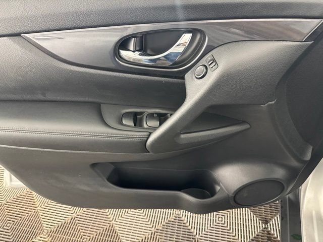 Used 2017 Nissan Rogue SV AWD/4WD image 18