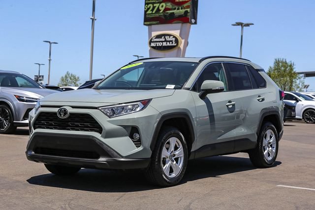 Used 2021 Toyota RAV4 XLE w/ Convenience Package FWD image 3