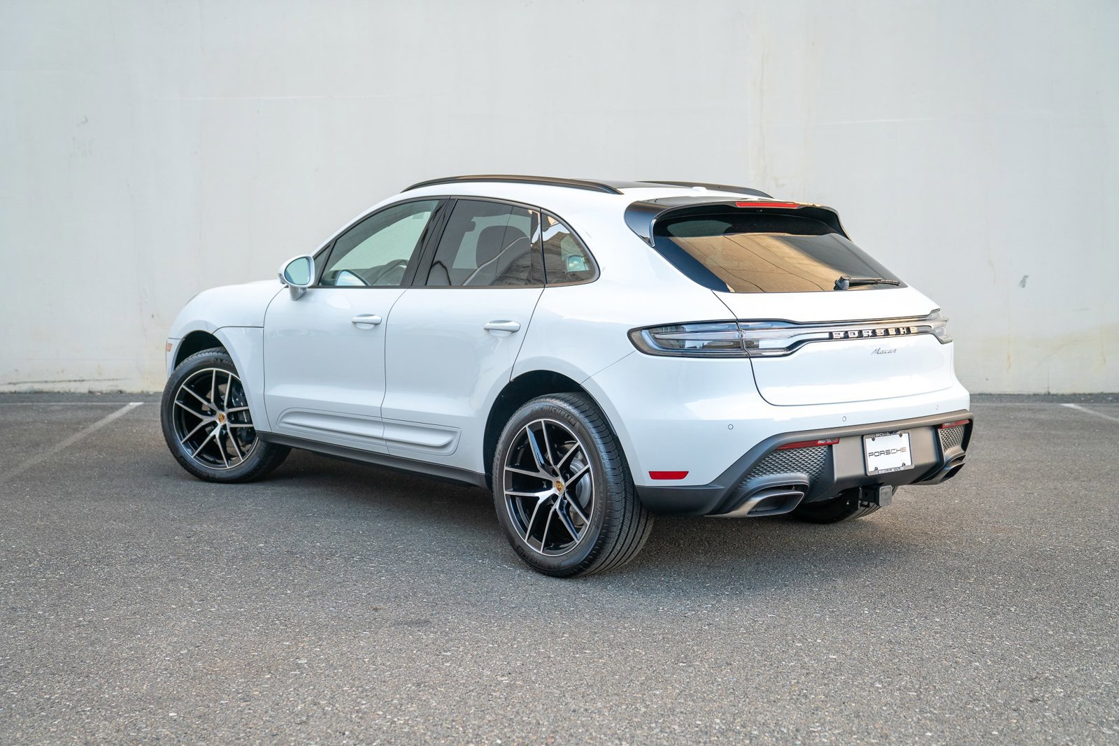 Certified 2025 Porsche Macan image 3