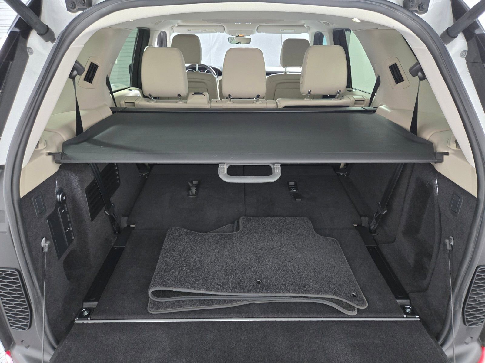 Used 2020 Land Rover Discovery SE AWD/4WD image 16