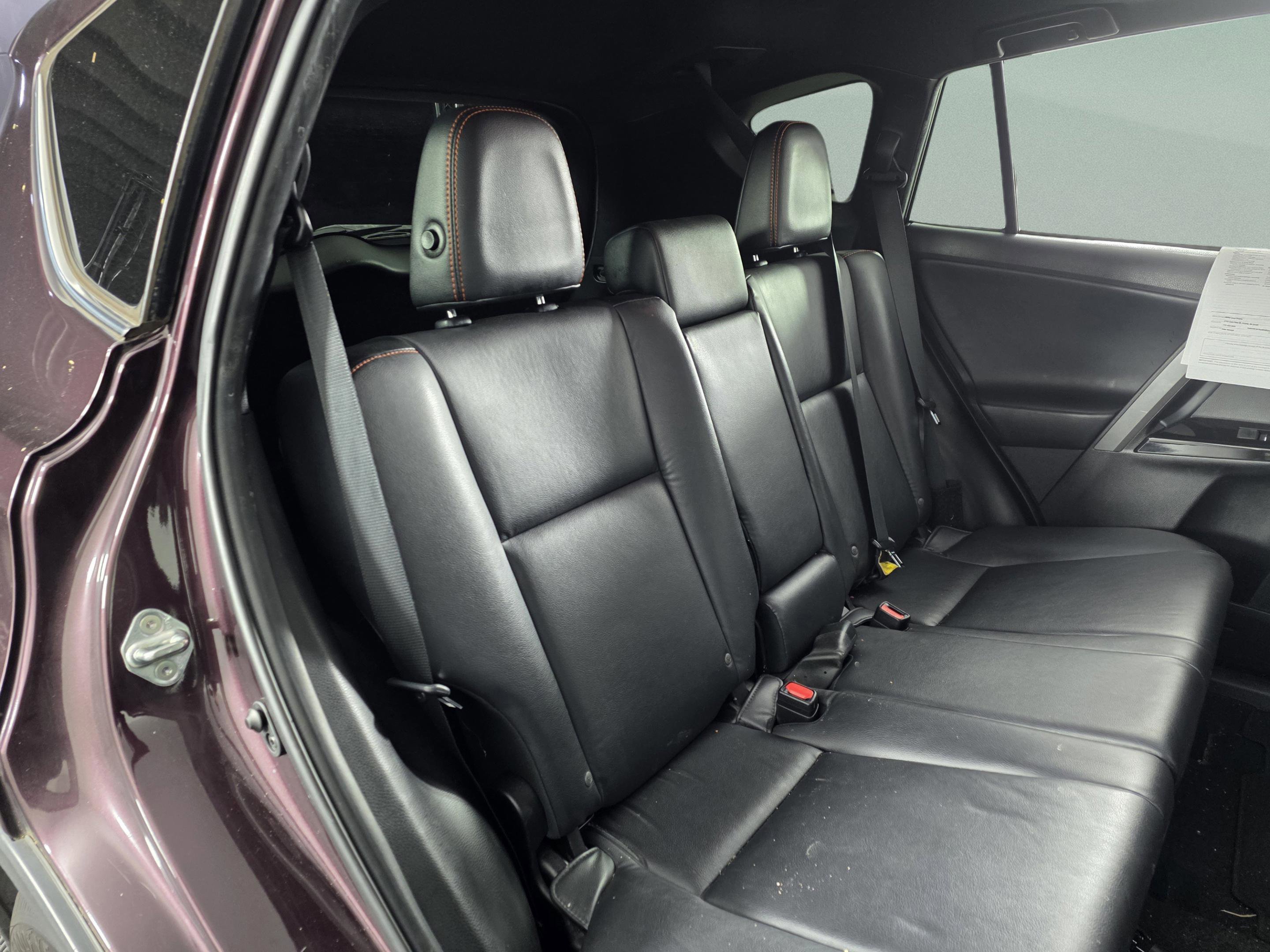 Used 2018 Toyota RAV4 SE image 17