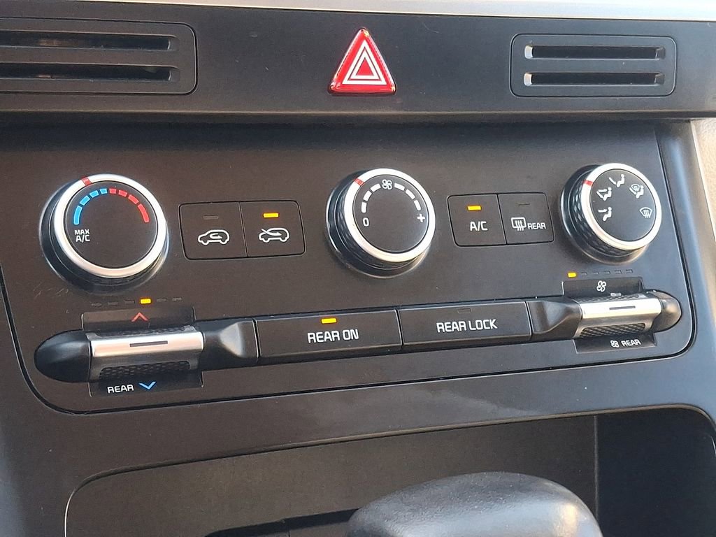 Used 2022 Kia Carnival LX image 16