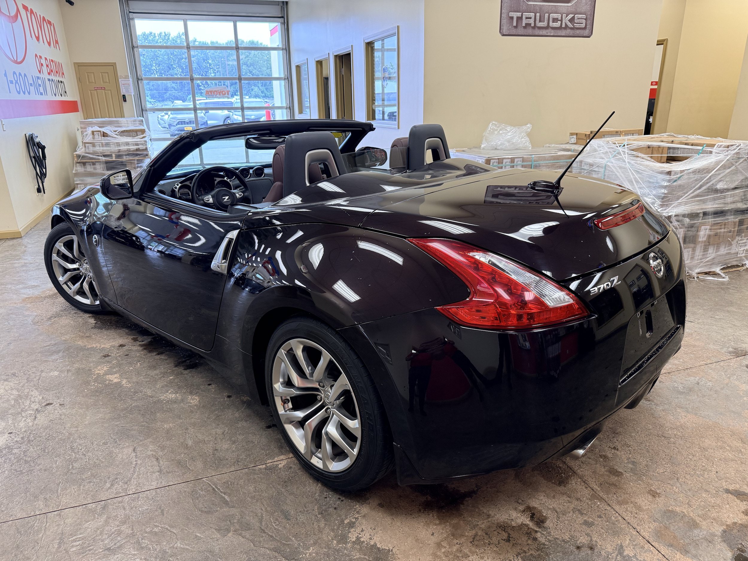 Used 2012 Nissan 370Z Touring RWD image 3