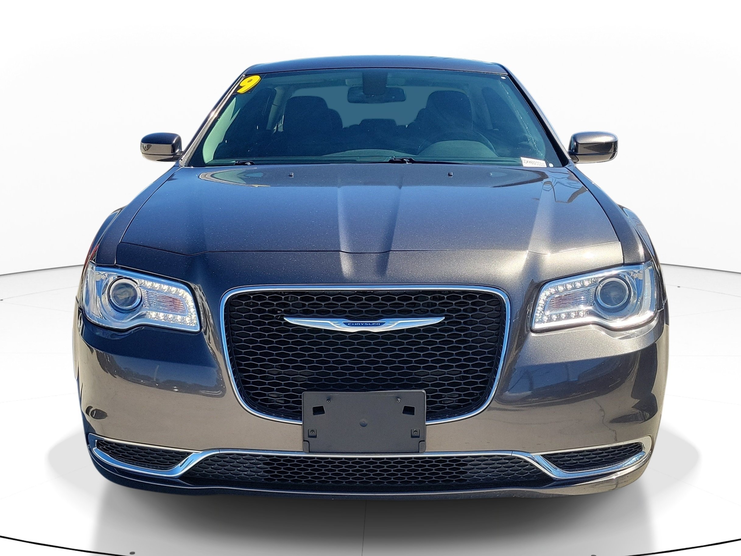 Used 2019 Chrysler 300 Touring RWD image 2