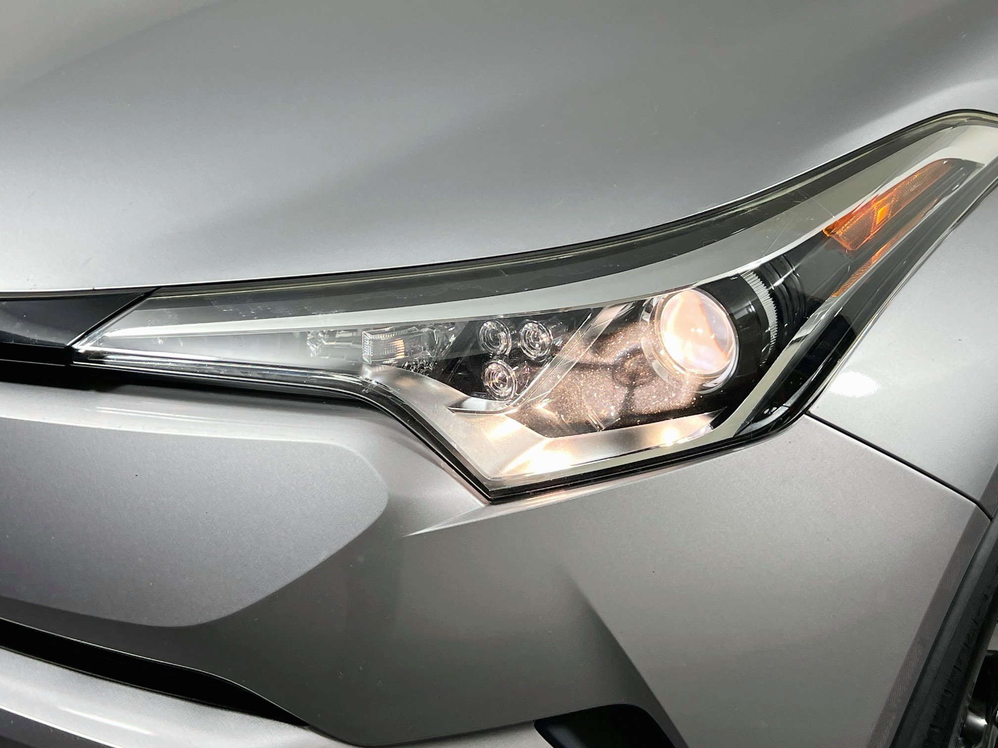 Used 2019 Toyota C-HR XLE FWD image 11
