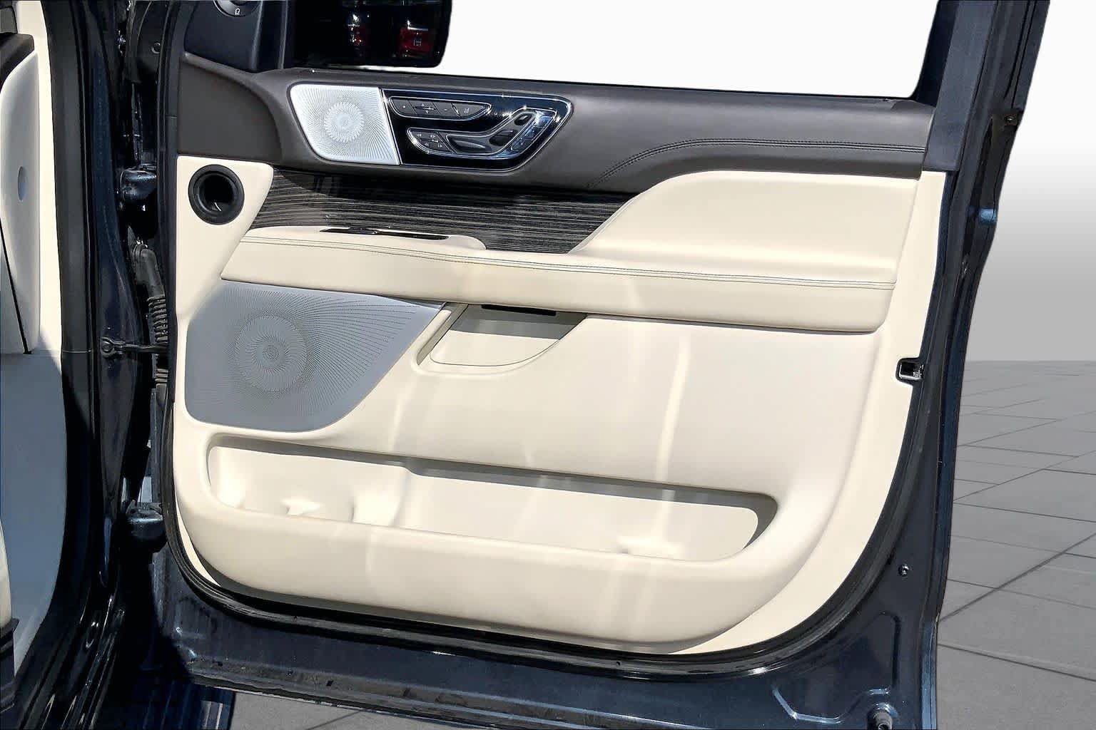 Used 2021 Lincoln Navigator L Black Label w/ Cargo Convenience Package AWD/4WD image 21