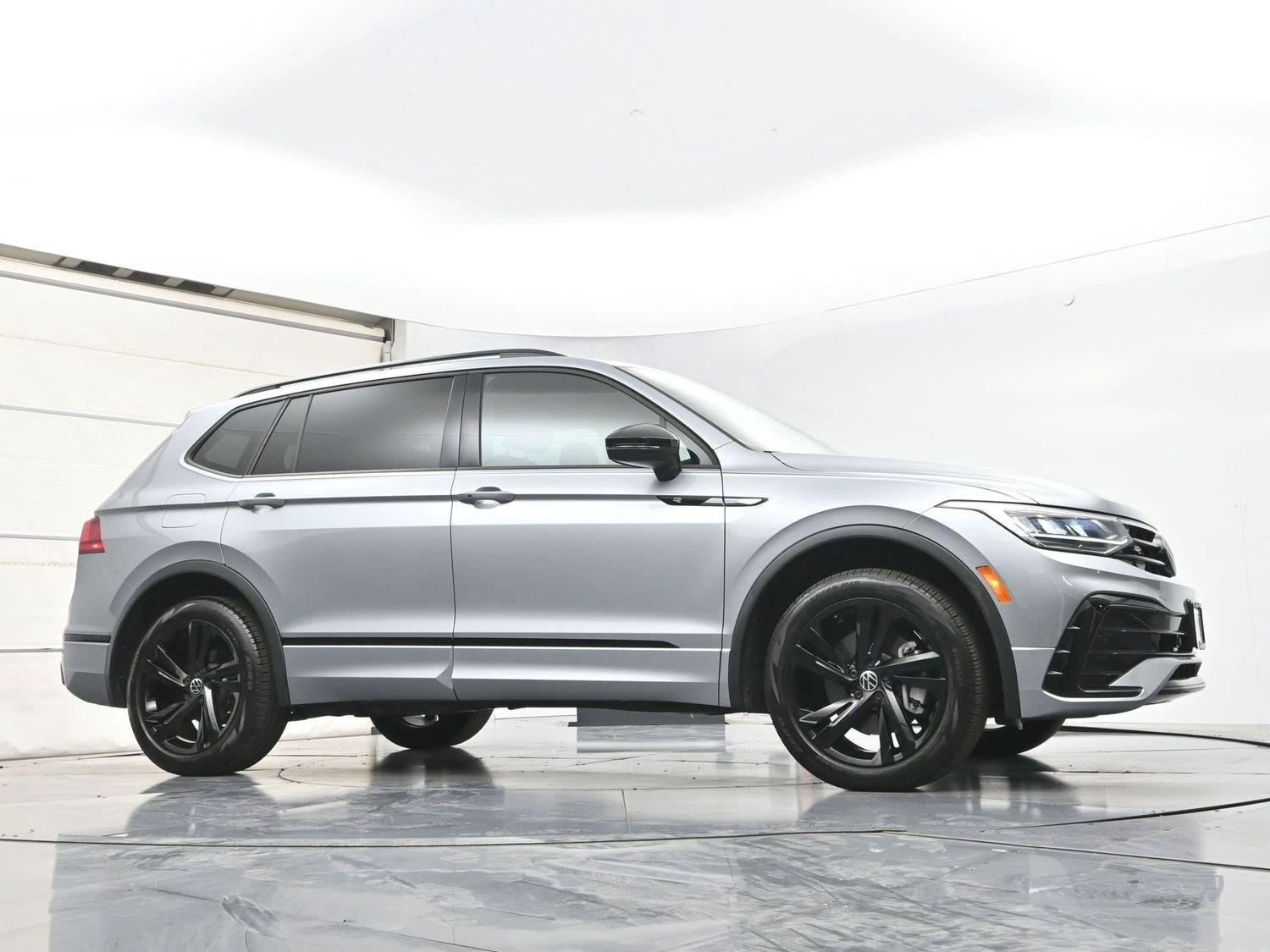 Used 2024 Volkswagen Tiguan SE R-Line AWD/4WD image 29