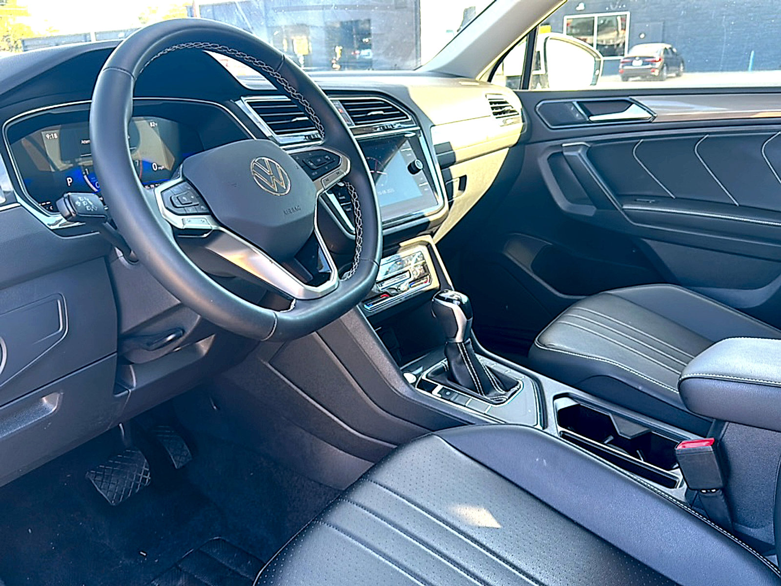 Used 2024 Volkswagen Tiguan SE w/ Panoramic Sunroof Package image 12