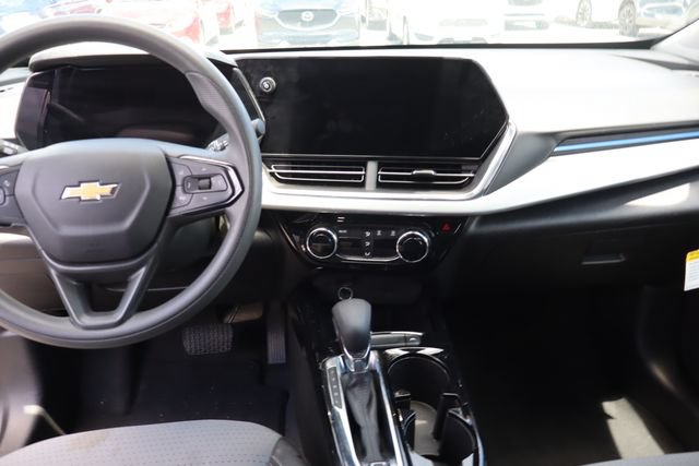 Used 2025 Chevrolet Trax LT FWD image 8