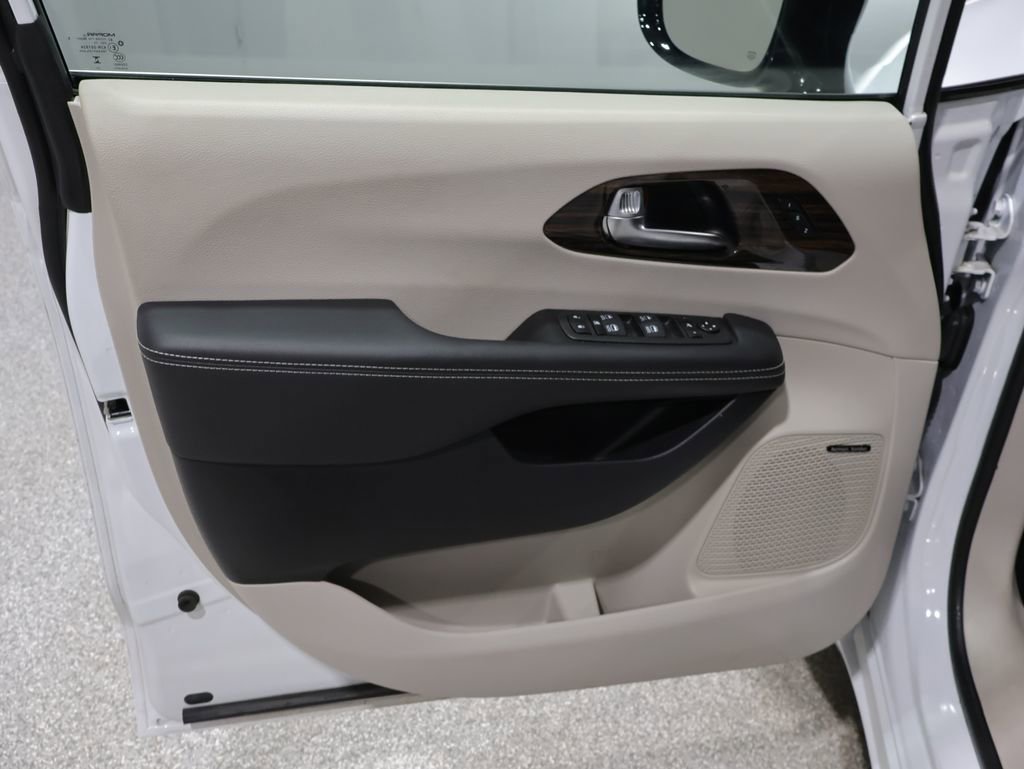 Used 2024 Chrysler Pacifica Limited w/ Uconnect Theater Family Group image 14