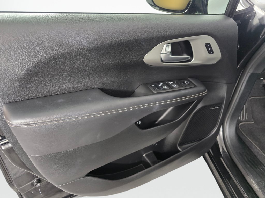 Used 2023 Chrysler Pacifica Limited w/ Uconnect Theater Family Group FWD image 19