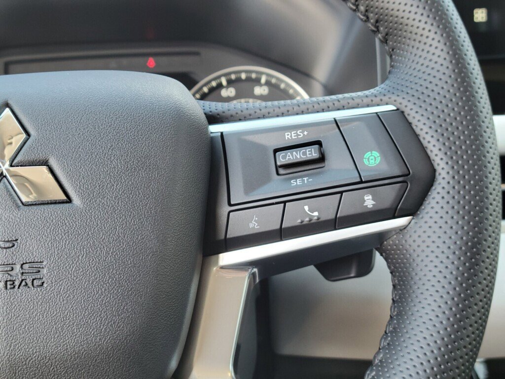 New 2025 Mitsubishi Outlander SE image 31