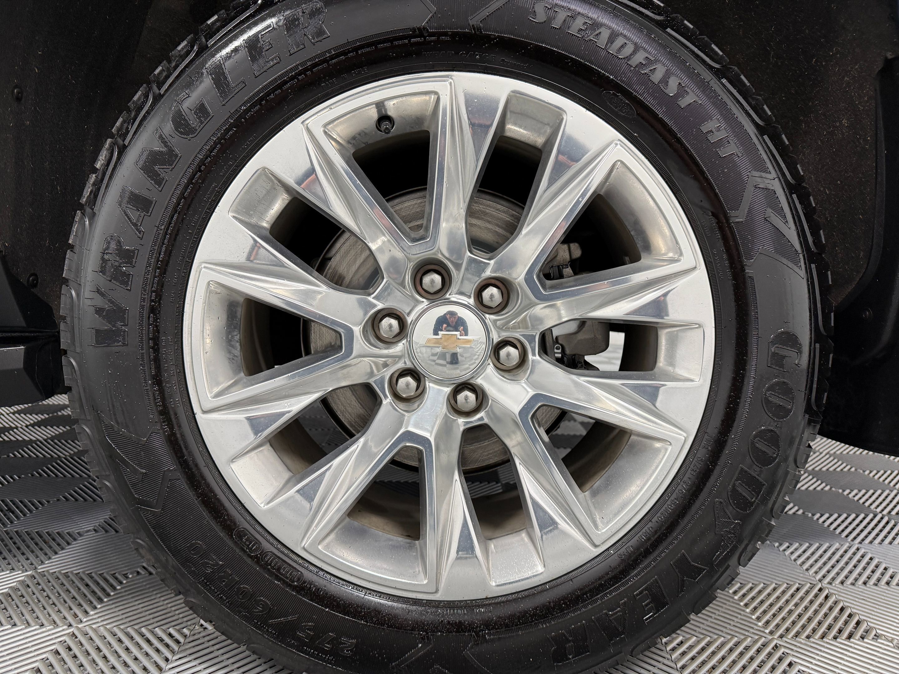 Used 2021 Chevrolet Suburban Premier w/ Premium Package AWD/4WD image 40