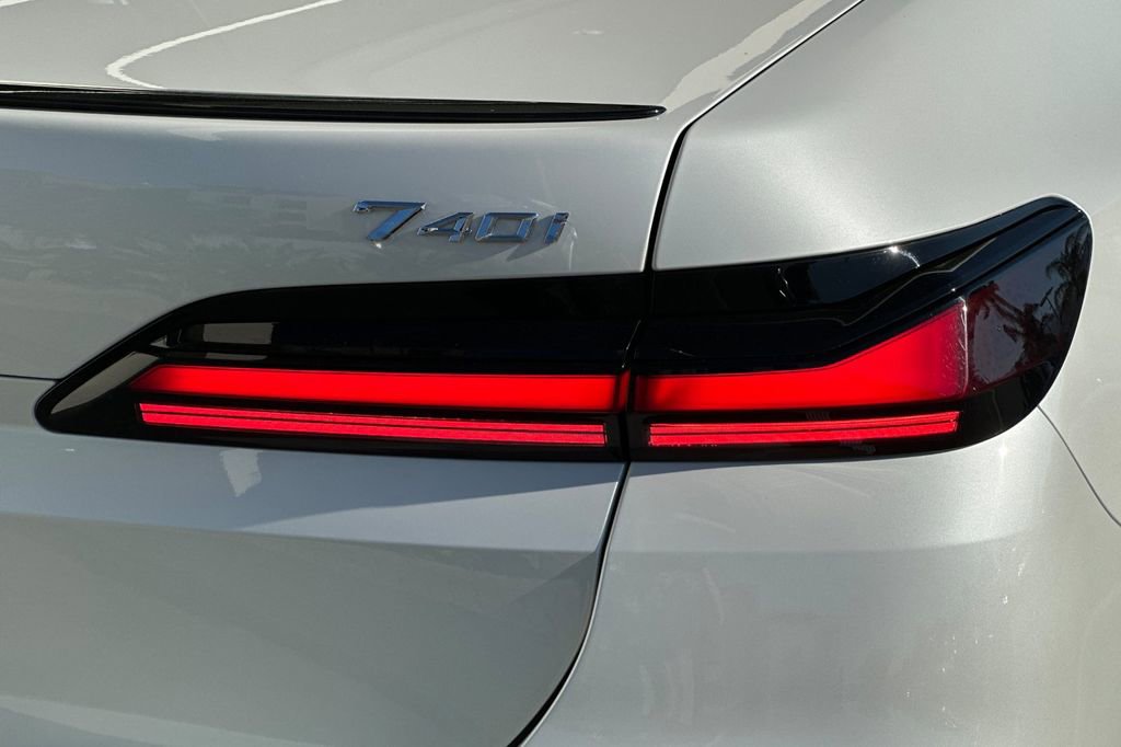 Used 2023 BMW 740i image 33