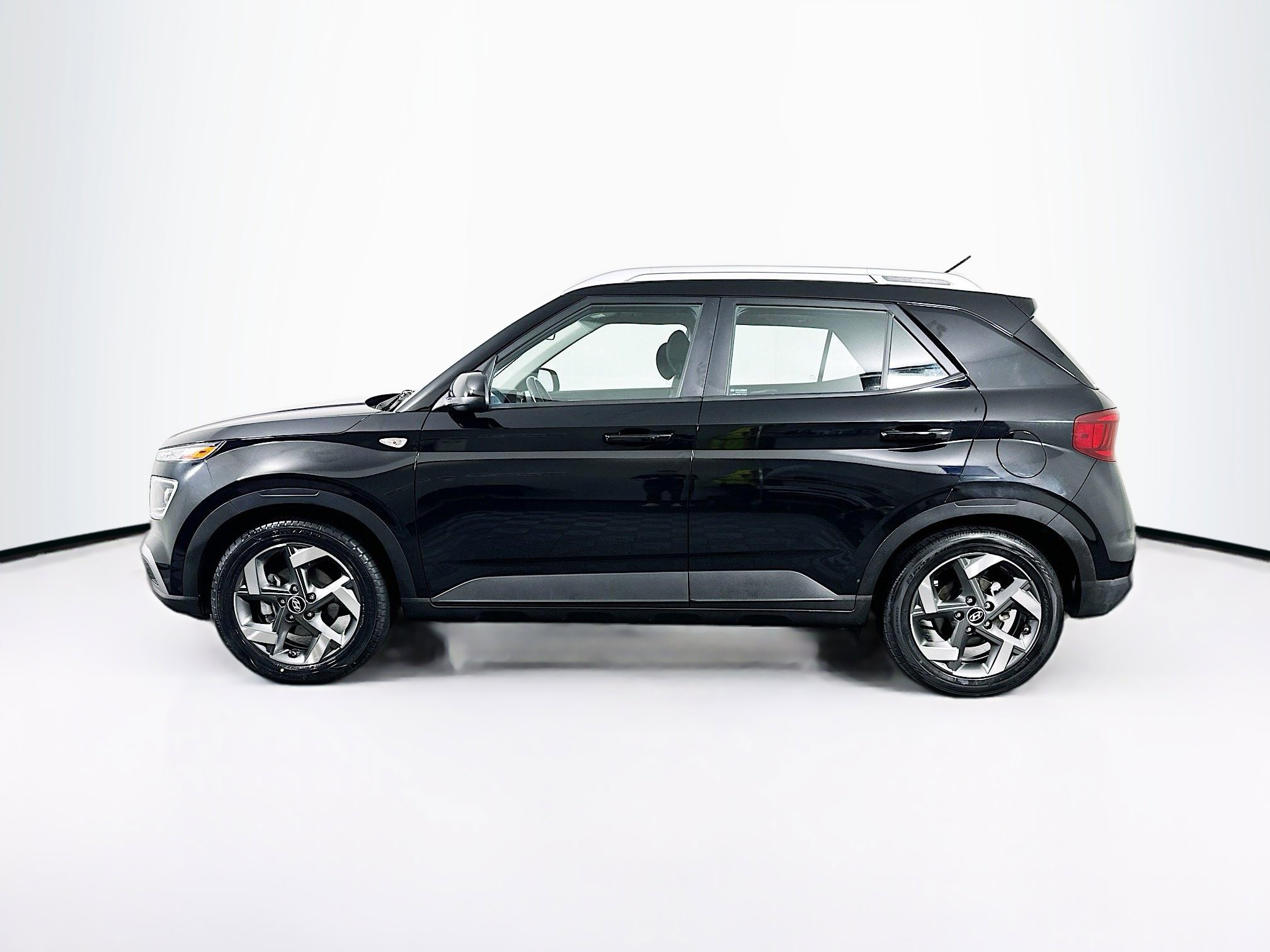 Used 2024 Hyundai Venue SEL image 4