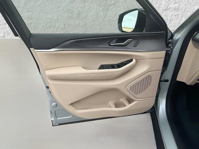 Used 2025 Jeep Grand Cherokee Limited w/ Luxury Tech Group II image 21