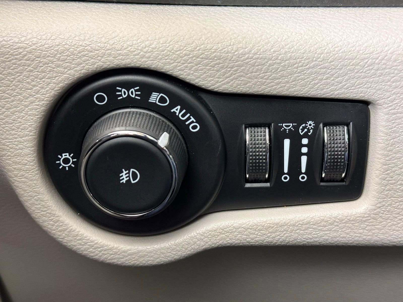 Used 2024 Chrysler Pacifica Limited image 14