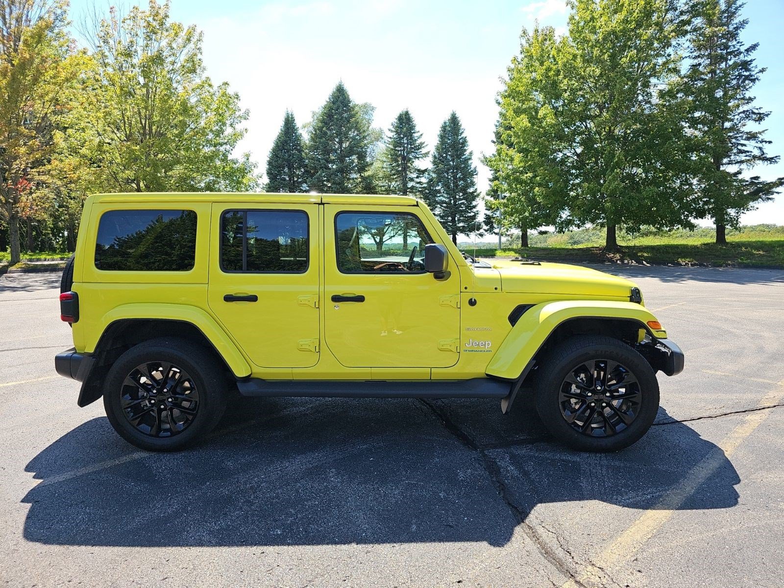 Used 2023 Jeep Wrangler Unlimited Sahara w/ Cold Weather Group AWD/4WD image 7