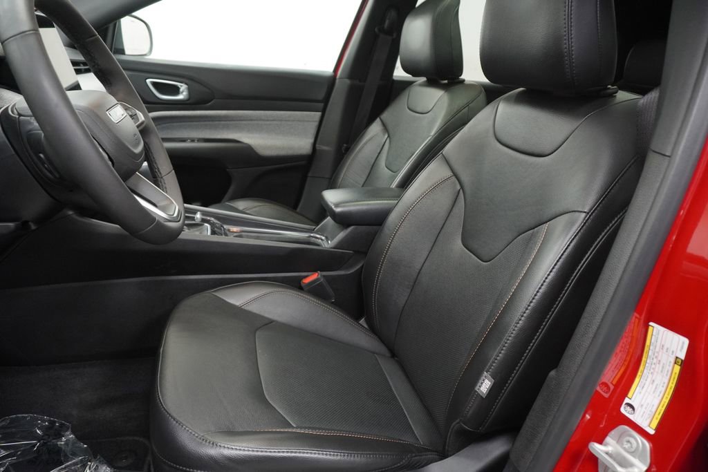 Used 2023 Jeep Compass Latitude w/ Sun and Sound Group AWD/4WD image 16