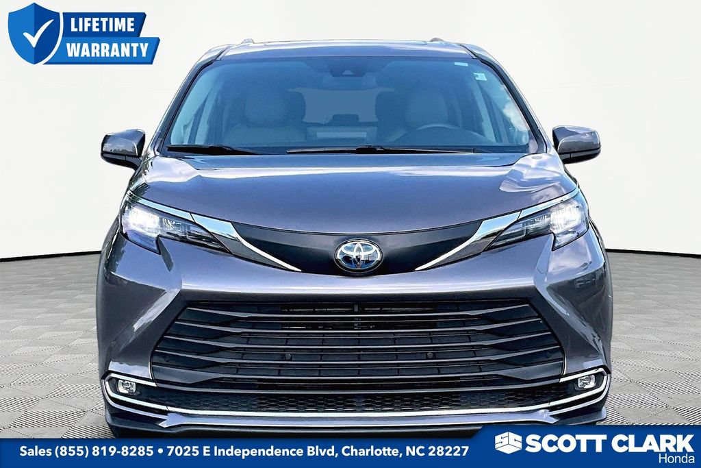 Used 2024 Toyota Sienna XLE w/ XLE Plus Package FWD image 2