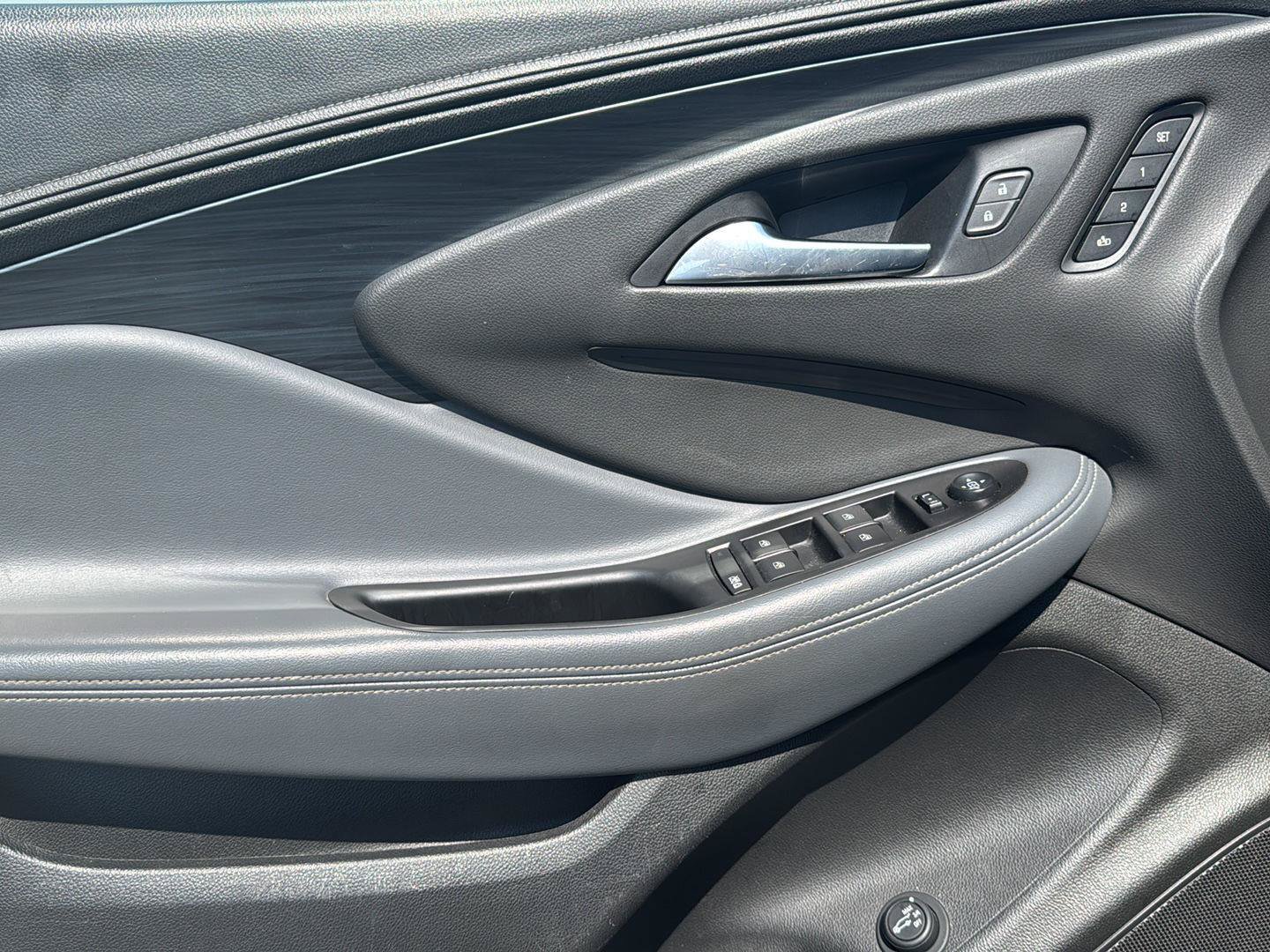 Used 2019 Buick Envision Essence FWD image 16