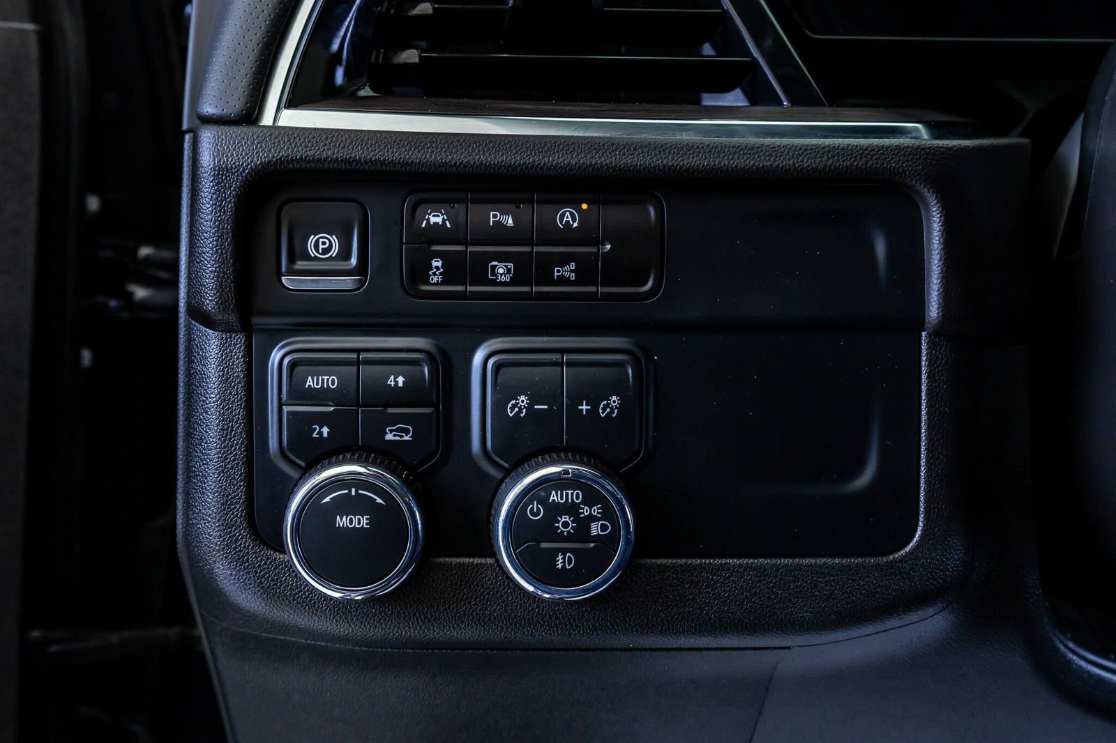 Used 2025 Chevrolet Suburban Premier AWD/4WD image 19