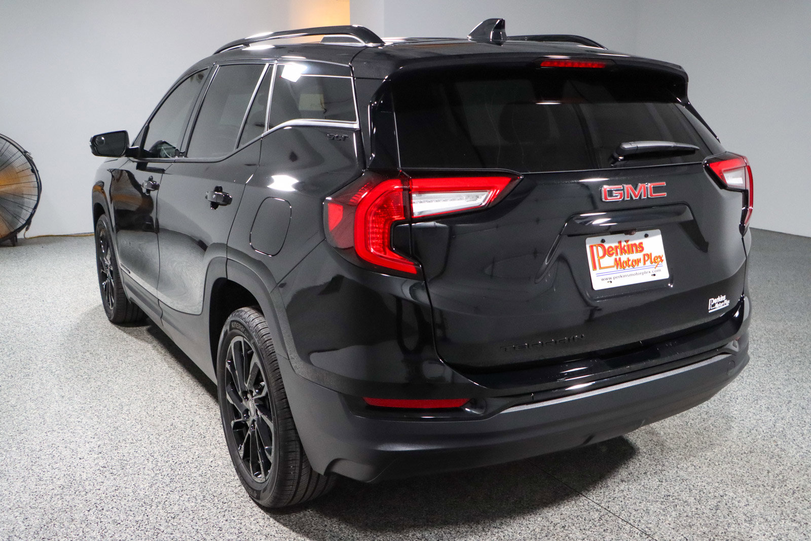 Used 2023 GMC Terrain SLT w/ Elevation Edition image 9