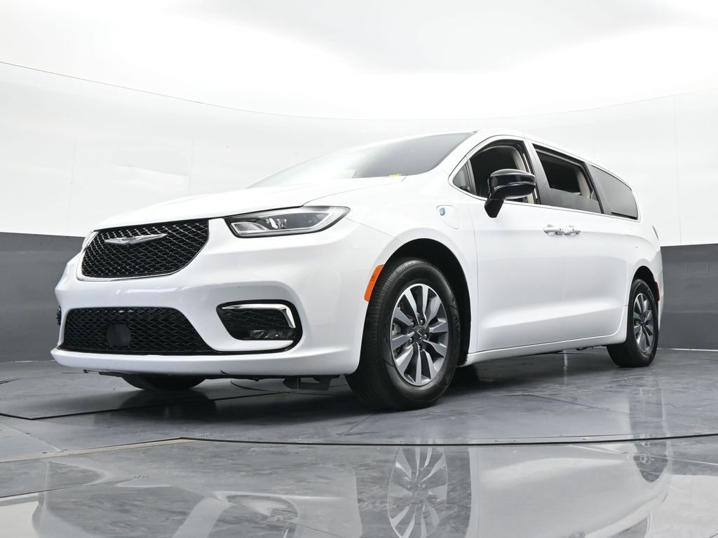 Used 2024 Chrysler Pacifica Select image 51