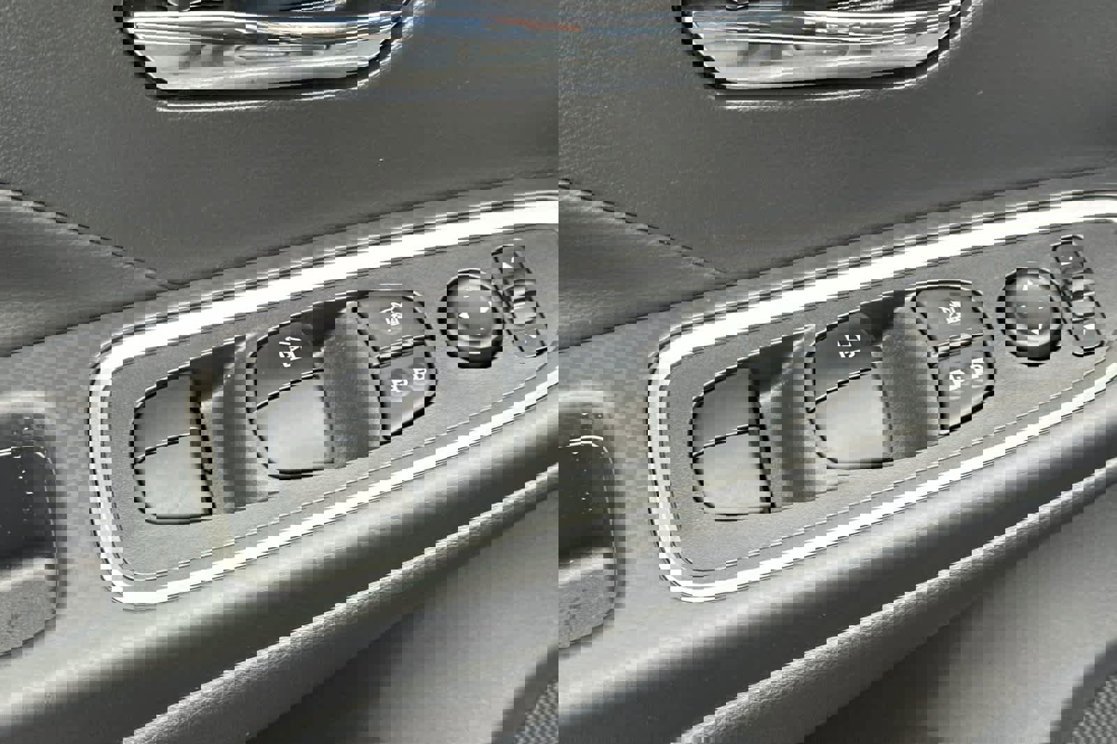 New 2025 Nissan Versa SR w/ Trunk Package image 13