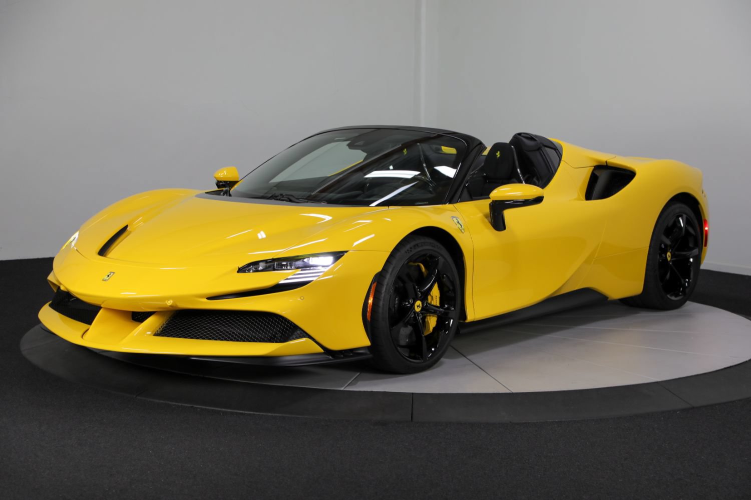 Used 2025 Ferrari SF90 Spider AWD/4WD image 5