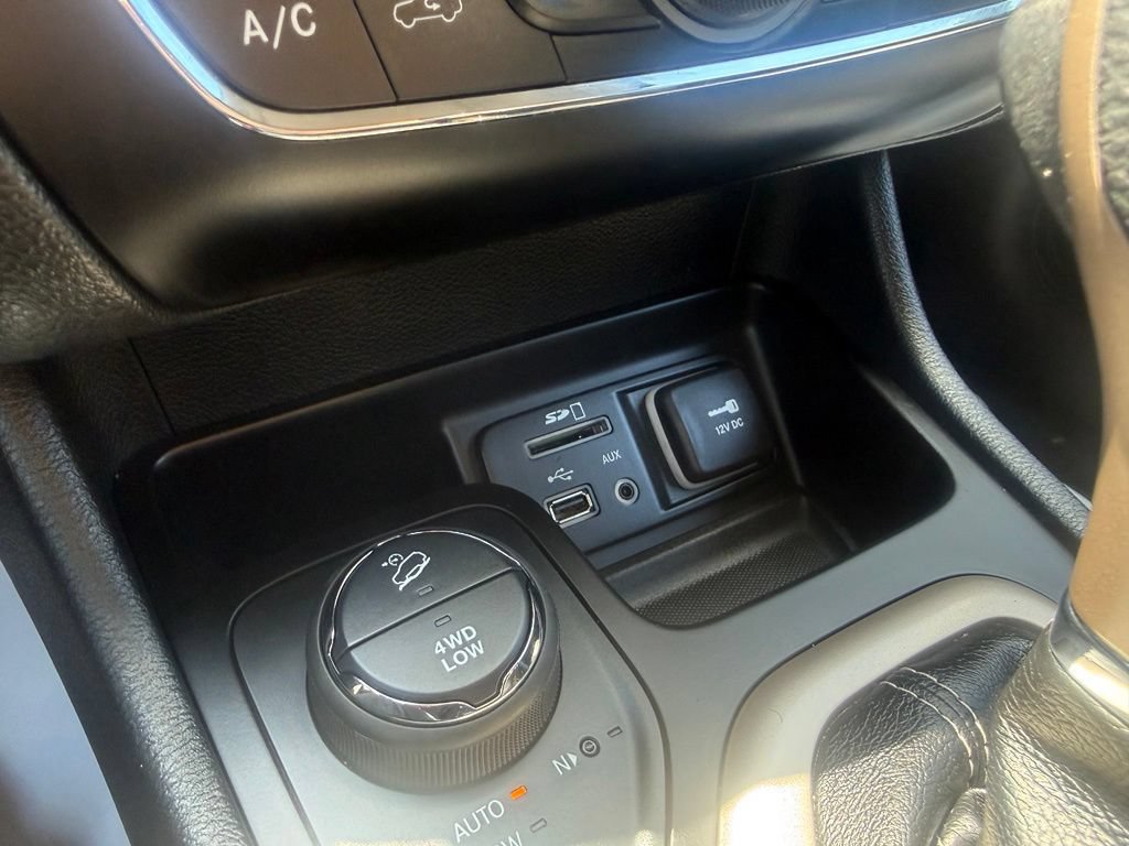 Used 2014 Jeep Cherokee Latitude w/ Comfort/Convenience Group AWD/4WD image 23