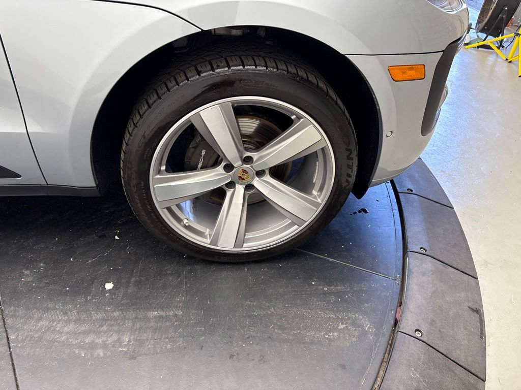 Certified 2023 Porsche Macan AWD/4WD image 17