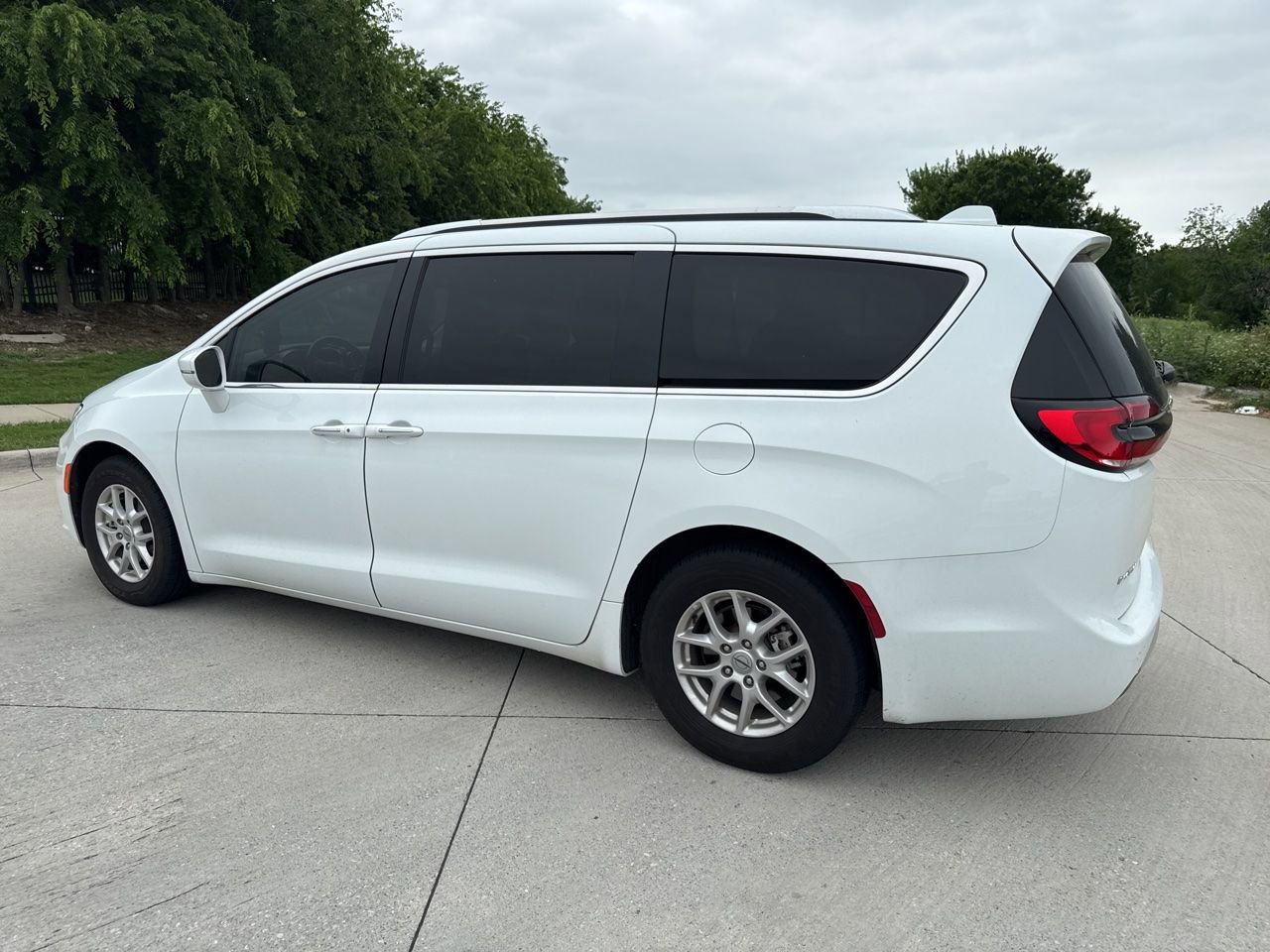 Used 2021 Chrysler Pacifica Touring-L FWD image 4