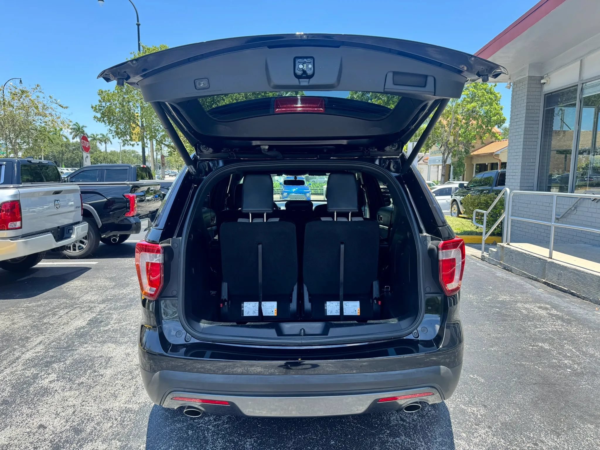 Used 2017 Ford Explorer XLT w/ Equipment Group 202A FWD image 7