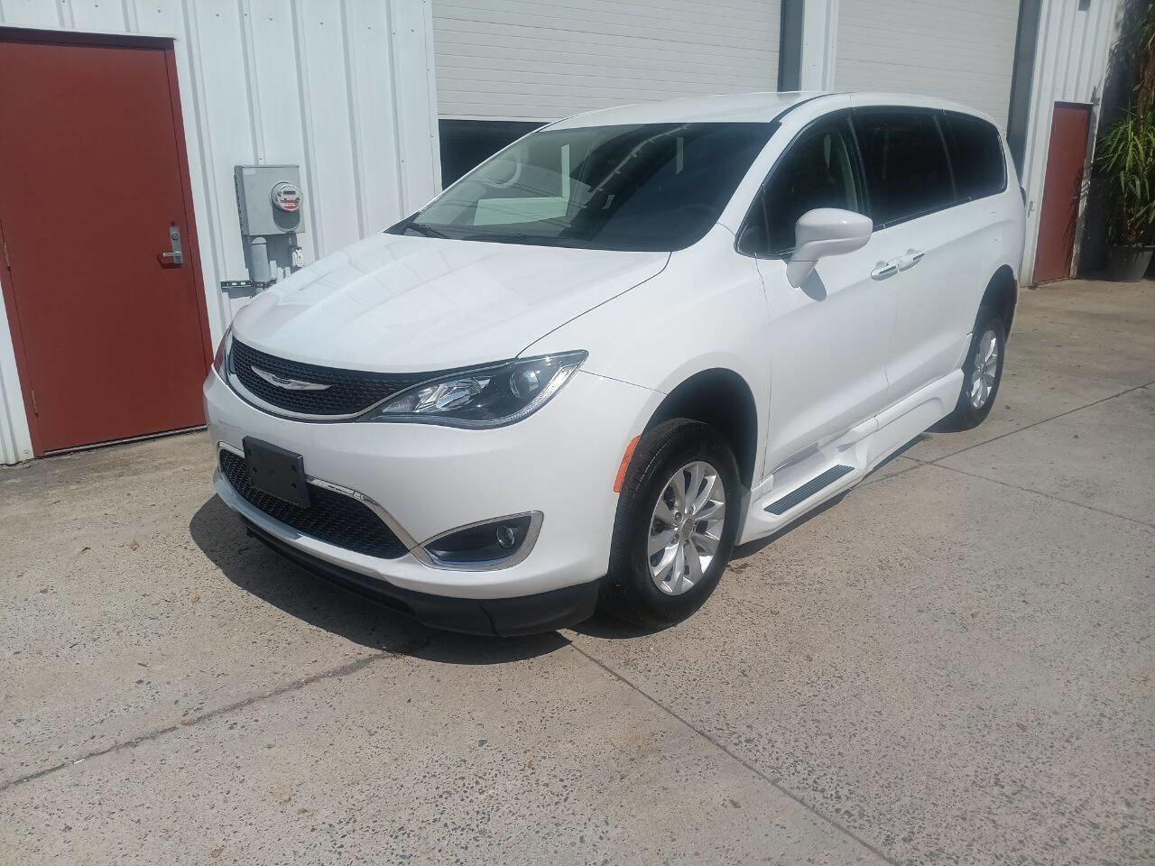Used 2018 Chrysler Pacifica Touring Plus image 2