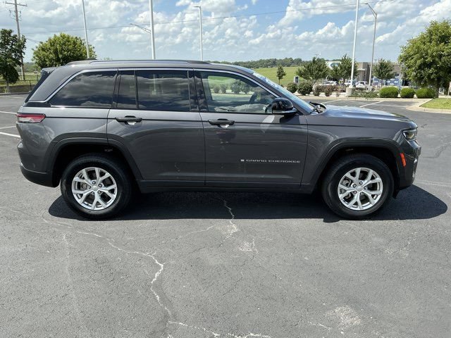 Used 2023 Jeep Grand Cherokee Limited AWD/4WD image 3