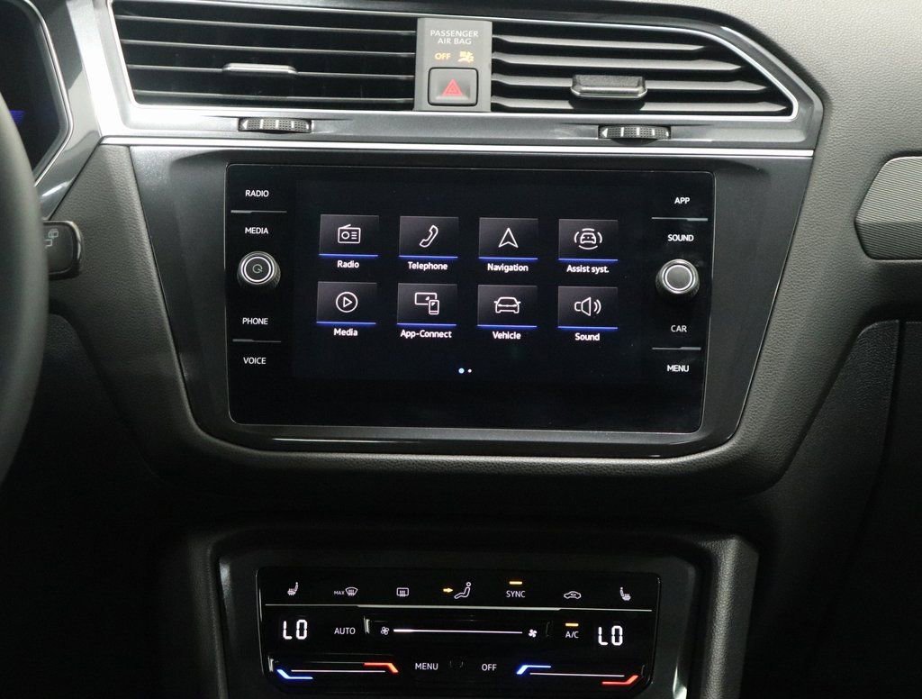 Used 2024 Volkswagen Tiguan SE w/ Panoramic Sunroof Package image 19