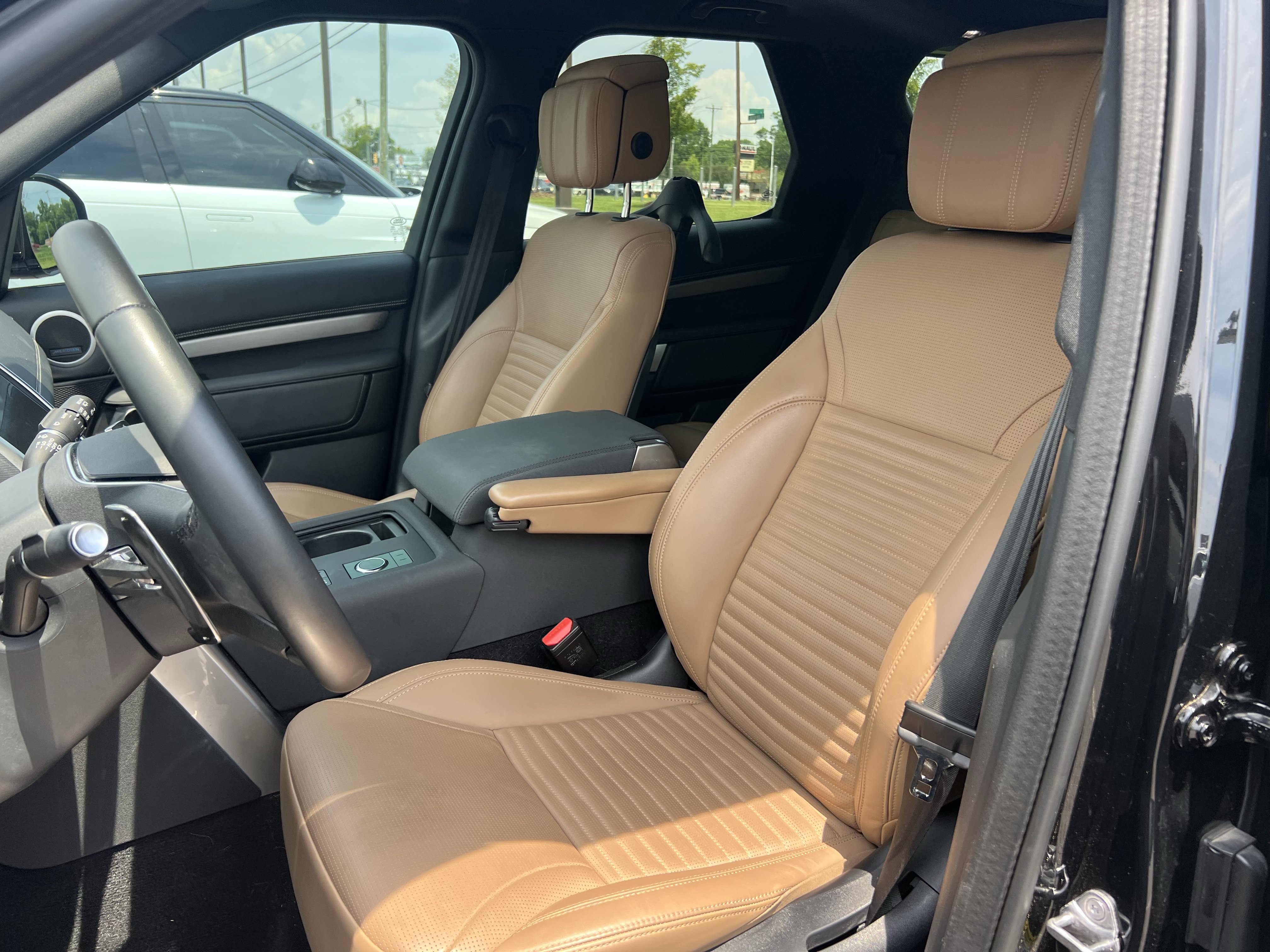 Certified 2025 Land Rover Discovery Dynamic SE AWD/4WD image 16