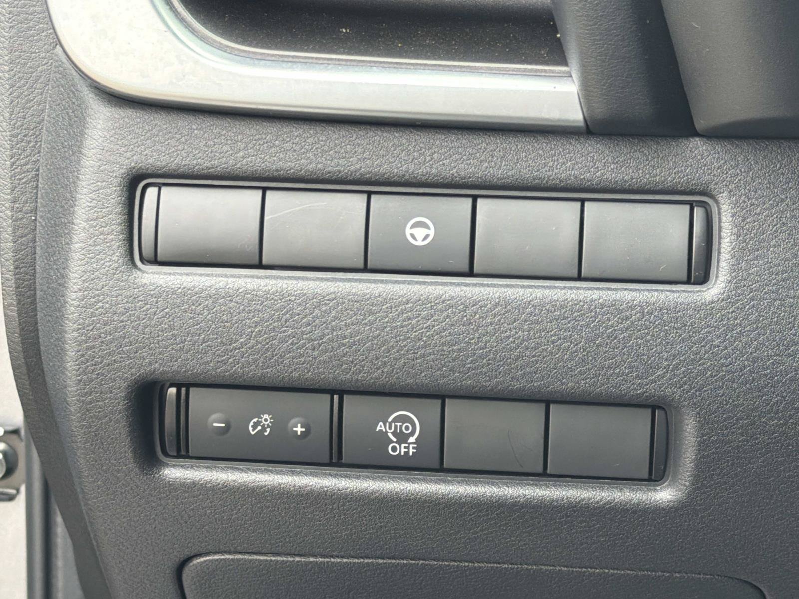Used 2023 Nissan Rogue SV FWD image 16