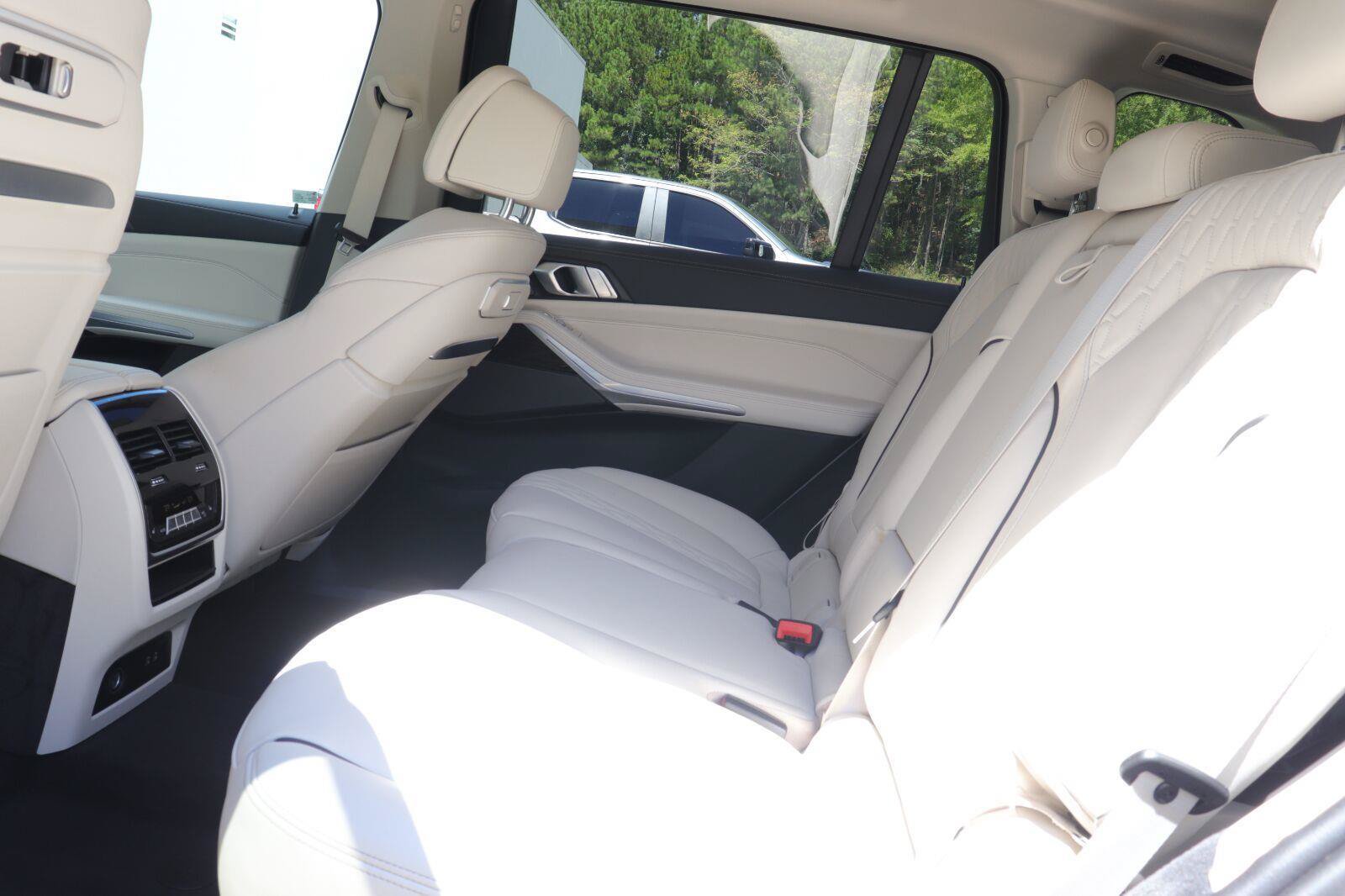 Used 2025 BMW X7 xDrive40i w/ Premium Package AWD/4WD image 12