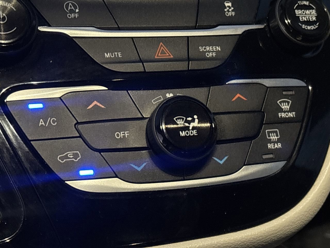 Used 2022 Chrysler Voyager LX image 23