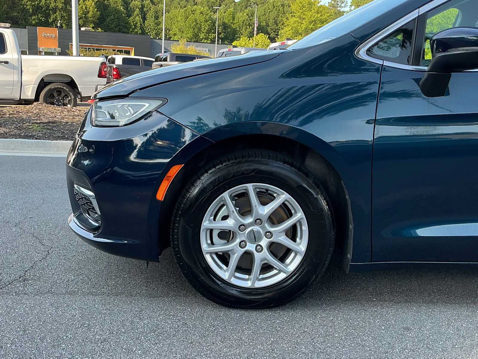 Used 2023 Chrysler Pacifica Touring-L FWD image 12