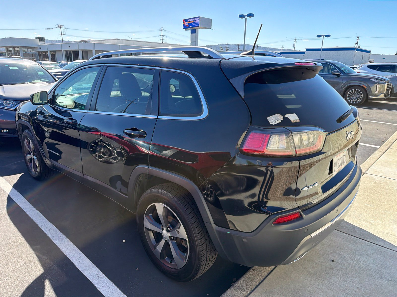 Used 2019 Jeep Cherokee Limited w/ Luxury Group AWD/4WD image 2